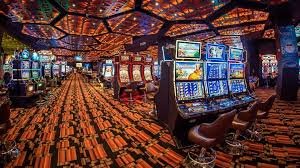 Pengguna Indonesia memilih pasaran togel online di platform palem4d melalui ponsel
